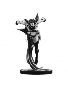 DC Direct Estatua Resina Batman Black & White White Knight by Sean Murphy 23 cm