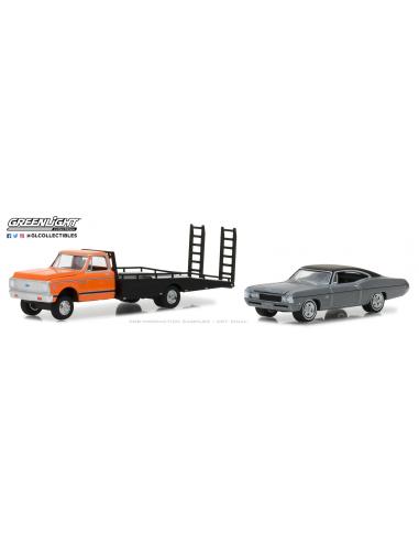 Chevrolet C30 Plataforma (1972) con Chevrolet Impala SS (1968) Greenlight 1/64