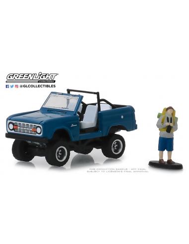 Ford Bronco sin puertas con mochilero (1967) Greenlight 1/64