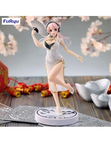 Estatua de Sonico con vestido chino blanco