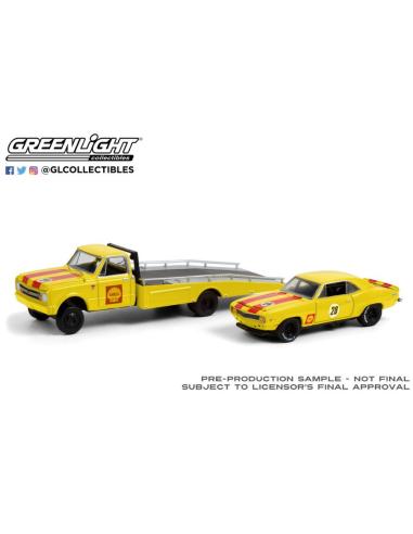 Coche de metal en miniatura Chevrolet C-30 (1967) con plataforma + Chevrolet Camaro "Shell Oil" (1969) Greenlight 1/64