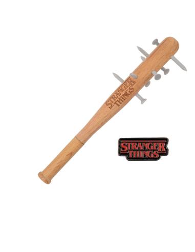 Cinereplicas Stranger Things Bolígrafo de Bate con Púas y Pin de Stranger Things